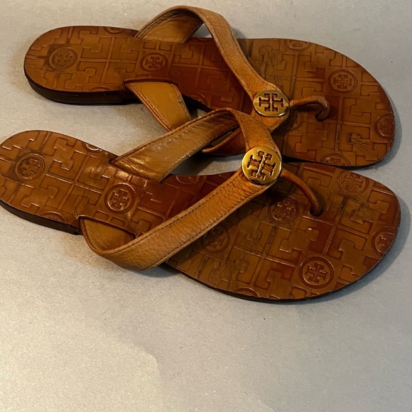 Tory Burch Tan Patent THORA Gold Logo Flip Flop Sandal US 7 M - Picture 4 of 9